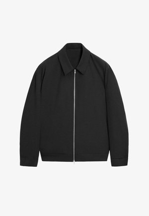 Svart zip-up-jacka med klassisk krage, tillverkad av ett slätt tyg. Har långa ärmar och en rak skärning med subtila sömnadsdetaljer.