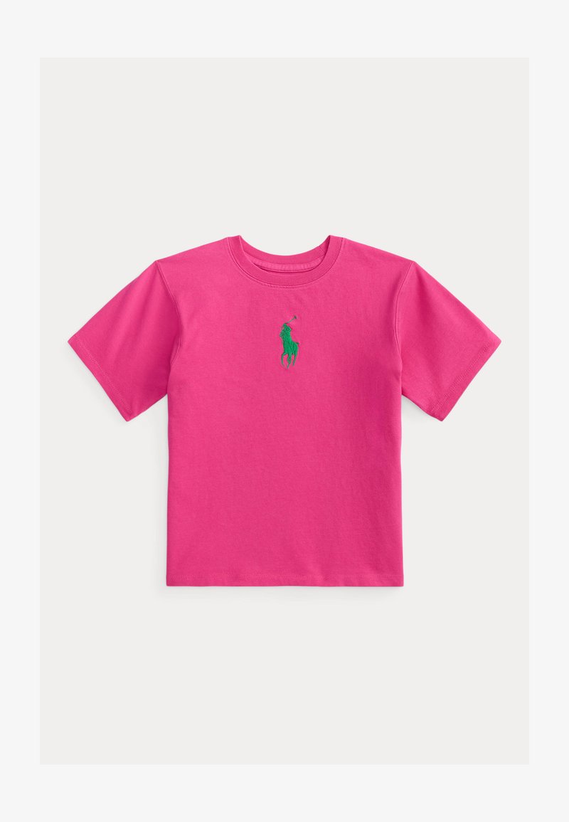 Ροζ βαμβακερό T-shirt με κοντά μανίκια, στρογγυλή λαιμόκοψη και ένα μικρό πράσινο κεντητό λογότυπο αλόγου στο στήθος. Απλός σχεδιασμός και δομή.