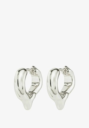 Strieborné kruhové náušnice s hladkým, lešteným dizajnom s organickým tvarom a otvoreným stredom, ktorý zvýrazňuje lesklú kovovú textúru.