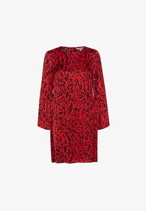 Rød kjole med leopardprint i sort. Lange ærmer og en simpel rund halsudskæring med en lynlås i ryggen.