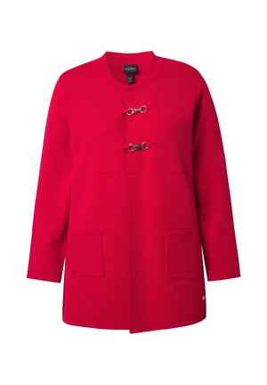 Punainen pitkähiha cardigan pyöreällä pääntiellä, kahdella etutaskulla ja kahdella hopeisella nepparilla rinnassa.