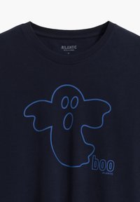 Granatowa bawełniana koszulka z grafiką lekkiego niebieskiego ducha oraz słowem "boo" w podobnej niebieskiej czcionce, umieszczonym w dolnej części. Okrągły dekolt.