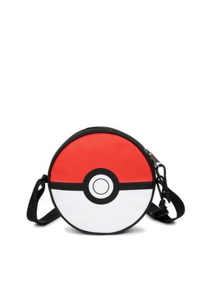 Runde Tasche mit einem roten und weißen Design, das einem Pokéball ähnelt. Hergestellt aus Stoff, verfügt über einen Reißverschluss und einen verstellbaren schwarzen Trageriemen.