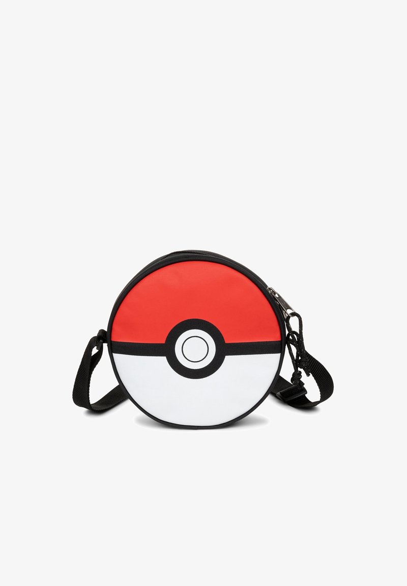 Borsa rotonda con un design rosso e bianco che ricorda un Poké Ball. Realizzata in tessuto, presenta una cerniera e una tracolla nera regolabile.