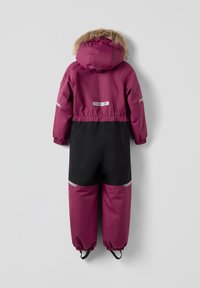 Violetti ja musta vedenpitävä lumipuku, jossa on tekoturkishuppu, elastiset hihansuut ja heijastavat yksityiskohdat. Suunniteltu kylmän sään suojaamiseen.
