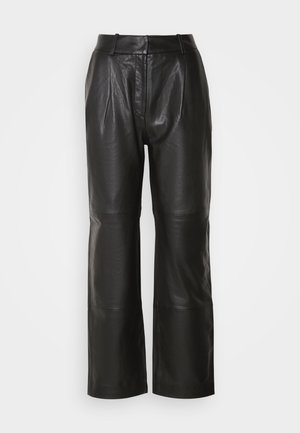 Sorte læder bukser med vidde i benene og en glat tekstur, der har høj talje, forknepleater og synlige sømme. Ingen lommer eller udsmykninger.