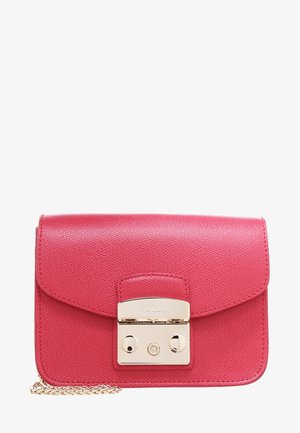 Petit sac bandoulière en cuir rose avec fermoir doré et bandoulière chaîne, forme rectangulaire aux bords arrondis.