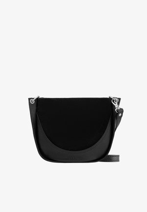 Czarna skórzana torba na ramię o zaokrąglonym kształcie, z teksturowaną powierzchnią i odpinanym paskiem. Zdobiona srebrnymi elementami metalowymi.