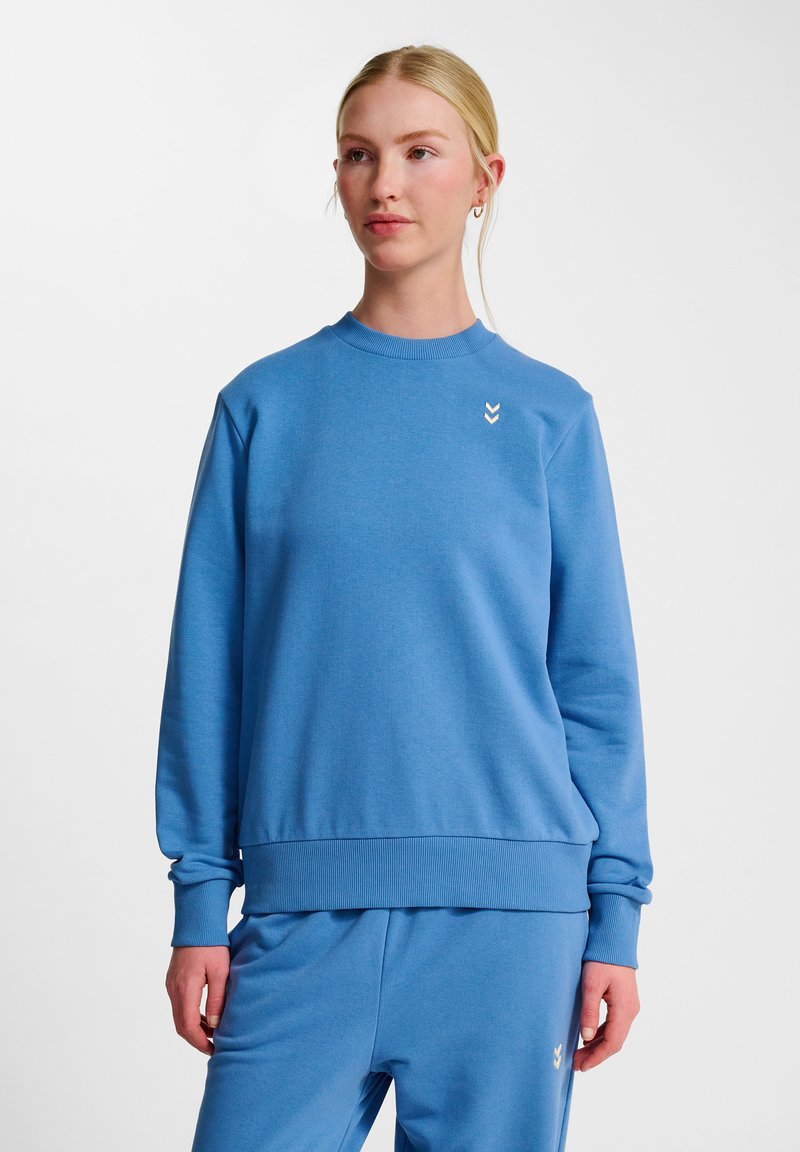 Lichtblauwe sweatshirt gemaakt van zachte stof, met een ronde hals, ribgebreide manchetten en onderrand, en een klein wit chevronlogo op de borst.