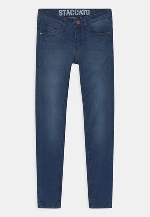 Ciemnoniebieskie jeansy slim-fit z przednimi kieszeniami, zapięciem na guziki oraz logo "STACCATO" nadrukowanym wewnątrz pasa.