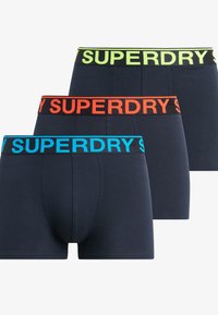 Pack de trois boxers bleus marine avec des ceintures élastiques contrastantes en vert néon, orange et bleu, arborant le logo "SUPERDRY".