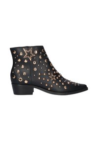 Botines negros con puntera afilada y tacón bajo, con tachuelas metálicas y acentos de estrellas en el exterior. Elaborados en cuero.