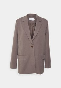Blazer marron à un bouton avec revers crantés, deux poches avant à rabat et une poche poitrine passepoilée, présenté sur fond blanc.