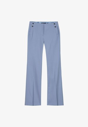 Hellblaue, maßgeschneiderte Hosen mit weitem Bein, zwei vorderen Taschen und zwei dekorativen Knöpfen an der Taille. Glatter Stoff mit dezentem Glanz.