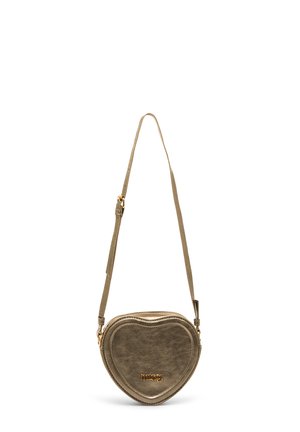 Bolso cruzado pequeño de cuero marrón con forma de corazón, con correa ajustable y logo de marca metálico dorado en el frente.