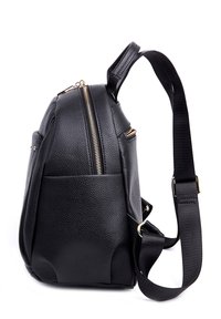 Zwarte leren rugzak met een gestructureerde afwerking, gouden ritssluiting, een zijvak en een verstelbare zwarte schouderband.