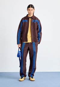 adidas Originals CLUB JACKET - Casaco de verão - shadow brown
