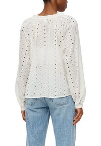 QS LOCKER GESCHNITTENE MIT LOCHSTICKEREI - Bluse - ecru