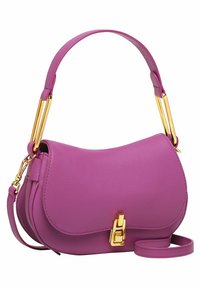 Borsa in pelle rosa con forma curva, accessori in oro e tracolla removibile. Presenta una chiusura frontale e dettagli testurizzati sulla maniglia.