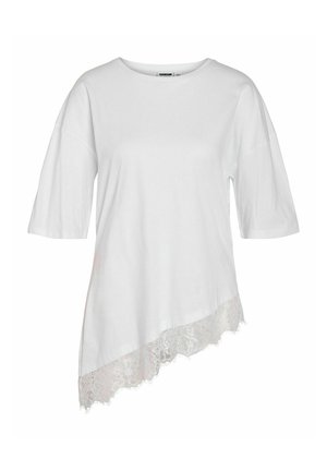 Bijela pamučna majica kratkih rukava s asimetričnim rubom ukrašenim detaljnom čipkom na donjem rubu.
