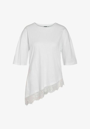 Bijela pamučna majica kratkih rukava s asimetričnim rubom ukrašenim detaljnom čipkom na donjem rubu.