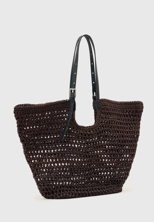 Borsa tote tessuta marrone scuro con due spallacci regolabili in pelle nera e apertura superiore.