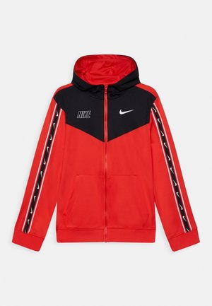 Sudadera con capucha roja con cremallera, con detalles en negro, que incluye una gran capucha, bolsillos laterales y el logo blanco de Nike en el pecho y las mangas. Tela suave y deportiva.