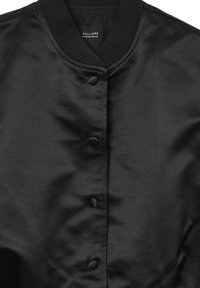 Czarna satynowa kurtka bomber z prążkowanym kołnierzem, z pięcioma dopasowanymi guzikami z przodu i gładką fakturą. Etykieta: Calliope Collection.