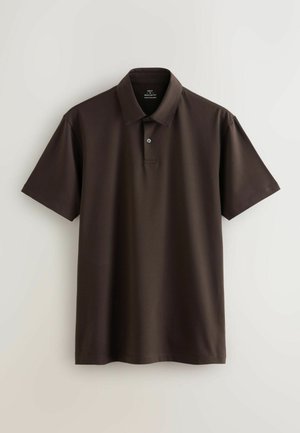 Sötétbarna, sima anyagból készült galléros póló, amely rövid ujjú és három gombbal záródik a nyaknál. Egyszerű, letisztult dizájn.