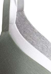Sujetador de tres secciones: tela texturizada de color verde oliva, tela suave de color gris claro y algodón blanco suave. Presenta tirantes ajustables.