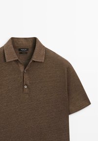 Brown short-sleeve polo shirt with two buttons and a classic collar, made of textured fabric, labeled Massimo Dutti, 100% linen.