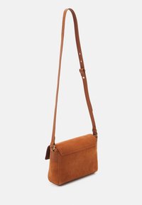Brun ruskinds crossbody taske med en glat tekstur, rektangulær form, justerbar læderrem og klaplukning.