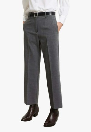 Pantaloni sartoriali grigi con texture liscia, caratterizzati da una vita piatta e tasche laterali, abbinati a una cintura nera e stivali con tacco marroni.