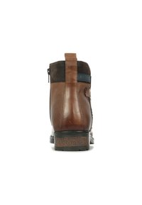 Stivali ankle in pelle marrone con accenti in suede, pannellature testurizzate, chiusura con zip posteriore e suola in gomma scanalata di un marrone scuro a contrasto.