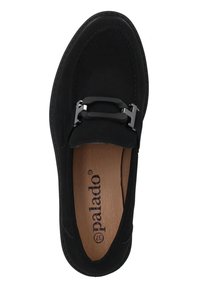 Mocassini in suede nero con una fibbia decorativa in argento, dettagli cuciti e una soletta marrone chiaro con elementi di branding.