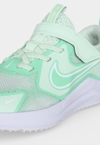 Αθλητικό παπούτσι Nike σε μέντα και λευκό χρώμα με επάνω μέρος από δίχτυ, ρυθμιζόμενο λουρί με βέλκρο, κορδόνια και ορατό λογότυπο Nike swoosh στο πλάι και στη σόλα.