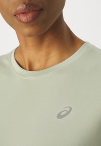 ASICS CORE TOP - Camiseta deportiva - olive grey