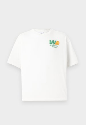 Λευκό βαμβακερό t-shirt με άνετη εφαρμογή. Διαθέτει ένα γραφικό λογότυπο σε πράσινο και πορτοκαλί χρώμα στο αριστερό στήθος, που γράφει "Worldwide Hoops."