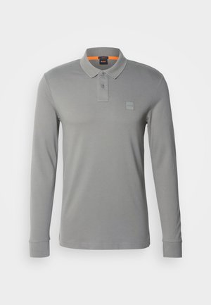 Kergehall puuvillane pika varrukaga polo särk nööbiga kraega, millel on rinnal peen brändi logo ja oranž aktsent.