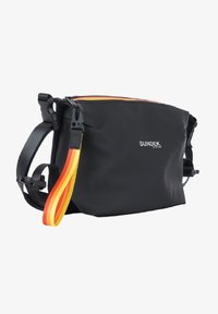 Borsa a tracolla nera impermeabile con zip e tracolla a contrasto arancione e giallo. Dotata di tracolla regolabile e chiusura sicura a fibbia.