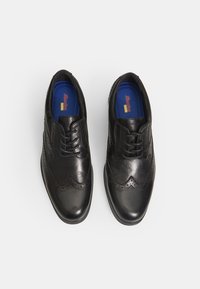 Črne usnjene oblečne čevlje z wingtips oblikovanjem, perforiranimi detajli in ravnimi vezalkami. Notranjost ima modro vložek z logotipom.