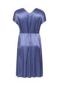 Rochie cu mânecă scurtă și decolteu în V, dintr-un material purpuriu deschis. Textură de satin cu o talie strânsă și fustă vaporoasă. Finisaj neted, fără modele vizibile.