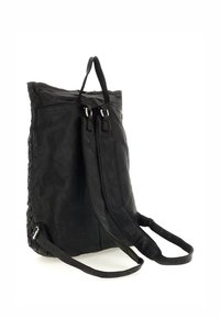 Zaino in pelle nera con due tasche frontali con zip, superficie testurizzata, spallacci regolabili e dettaglio laterale intrecciato. Design minimalista.