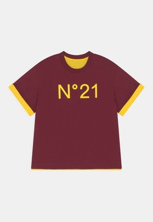 T-shirt cor bordô com detalhes amarelos na gola e nas mangas. Apresenta texto amarelo em destaque "N°21" na frente. Feita de um tecido suave.
