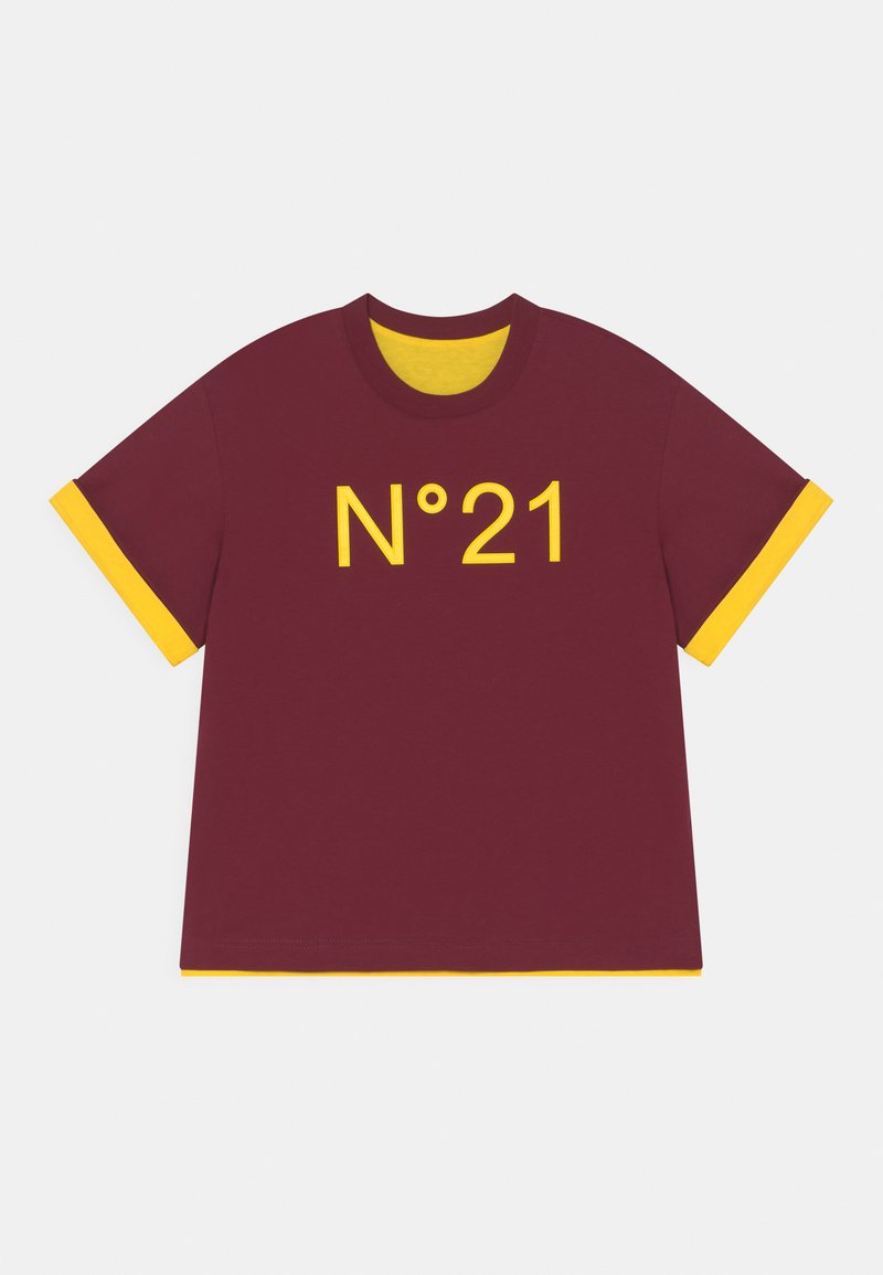 T-shirt cor bordô com detalhes amarelos na gola e nas mangas. Apresenta texto amarelo em destaque "N°21" na frente. Feita de um tecido suave.