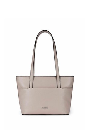 Taupefarbener Leder-Shopper mit zwei langen Henkeln und einer Front-Stecktasche, verziert mit einem kleinen Metalllogo im unteren Mittelpunkt.