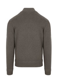 Grijze gebreide trui met een hoge kraag, geribde manchetten en een textuurpatroon met subtiele spikkels van kleur overal.