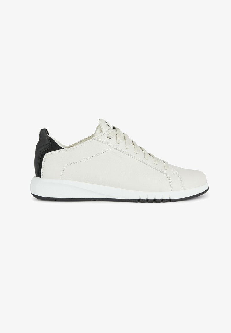 Baskets en cuir blanc avec un accent noir au talon, design à lacets, et une semelle en caoutchouc blanc flexible avec des rainures discrètes pour une meilleure traction.