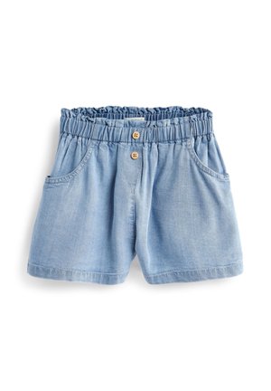 Lyseblå denimshorts med elastisk talje, to brune knapper og forlommer, lagt fladt på hvid baggrund.
