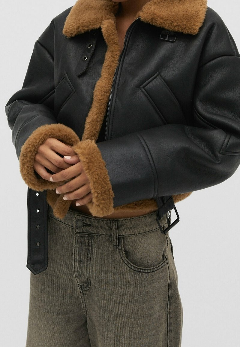 Stradivarius Veste en similicuir - black